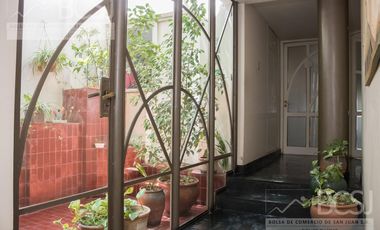 Casa Céntrica con Salón Comercial