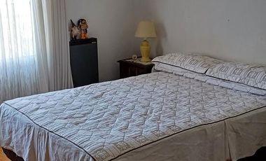 Casa de cinco ambientes con jardin y cochera a la venta en Ezpeleta