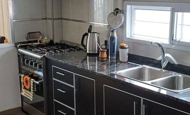 Casa de cinco ambientes con jardin y cochera a la venta en Ezpeleta