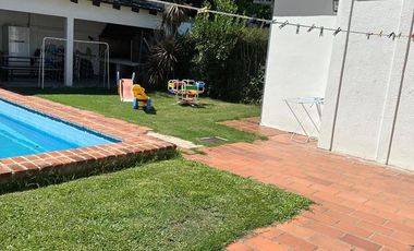 Casa en venta - 3 Dormitorios 2 Baños - La Plata