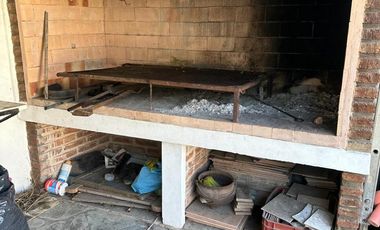 Casa en venta - 3 Dormitorios 2 Baños - La Plata