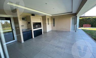 Casa en venta con renta - Barrio La Horqueta de Echeverria, Canning