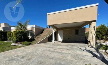 Casa en venta con renta - Barrio La Horqueta de Echeverria, Canning