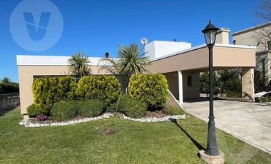 Casa en venta con renta - Barrio La Horqueta de Echeverria, Canning