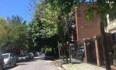 Venta Casa Estilo Inglés – 5 Ambientes en Excelente Lote, Olivos