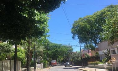 Venta Casa Estilo Inglés – 5 Ambientes en Excelente Lote, Olivos