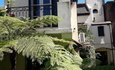 Venta Casa Estilo Inglés – 5 Ambientes en Excelente Lote, Olivos