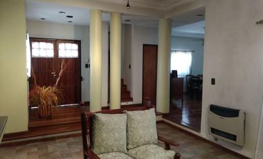 Casa en venta - 4 Dormitorios 3 Baños - Merlo