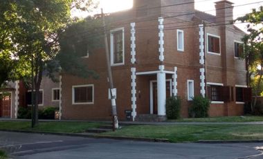 Casa en venta - 4 Dormitorios 3 Baños - Merlo