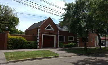 Casa en venta - 4 Dormitorios 3 Baños - Merlo