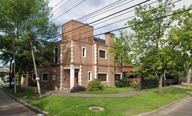 Casa en venta - 4 Dormitorios 3 Baños - Merlo