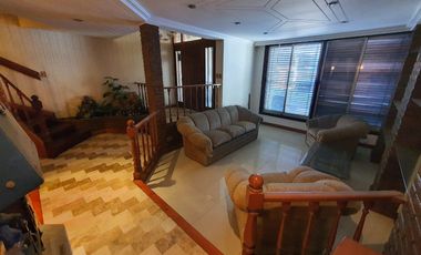 Casa de 4 dormitorios, parque y quincho en Lomas de Zamora