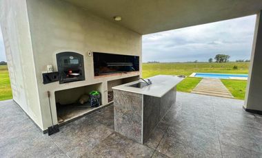 Casa en alquiler - 3 Dormitorios 2 Baños - Coronel Brandsen