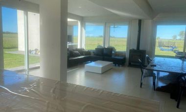 Casa en alquiler - 3 Dormitorios 2 Baños - Coronel Brandsen