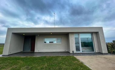 Casa en alquiler - 3 Dormitorios 2 Baños - Coronel Brandsen