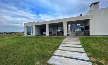 Casa en alquiler - 3 Dormitorios 2 Baños - Coronel Brandsen