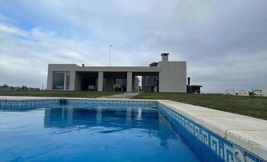 Casa en alquiler - 3 Dormitorios 2 Baños - Coronel Brandsen