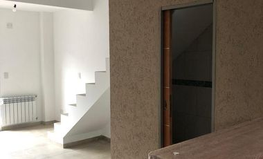 Duplex a estrenar de 3 amb. c/patio propio y espacio de cochera