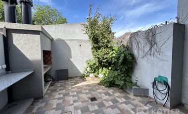 Duplex a estrenar de 3 amb. c/patio propio y espacio de cochera