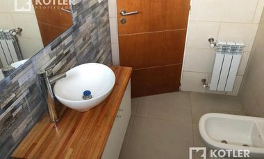 Duplex a estrenar de 3 amb. c/patio propio y espacio de cochera