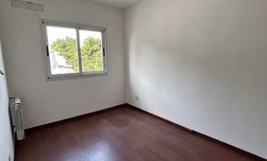 Duplex a estrenar de 3 amb. c/patio propio y espacio de cochera