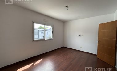 Duplex a estrenar de 3 amb. c/patio propio y espacio de cochera