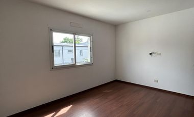 Duplex a estrenar de 3 amb. c/patio propio y espacio de cochera