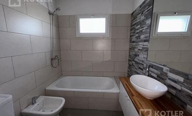 Duplex a estrenar de 3 amb. c/patio propio y espacio de cochera