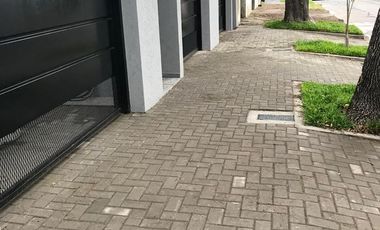 Duplex a estrenar de 3 amb. c/patio propio y espacio de cochera