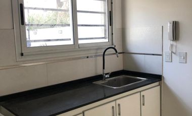 Duplex a estrenar de 3 amb. c/patio propio y espacio de cochera