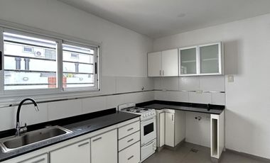 Duplex a estrenar de 3 amb. c/patio propio y espacio de cochera