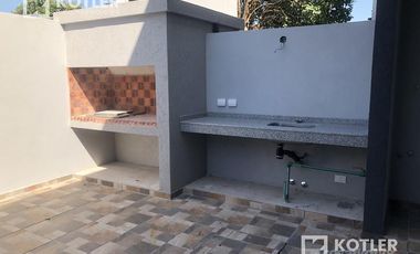 Duplex a estrenar de 3 amb. c/patio propio y espacio de cochera