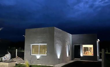 Casa en alquiler - 3 Dormitorios 1 Baño - Canning