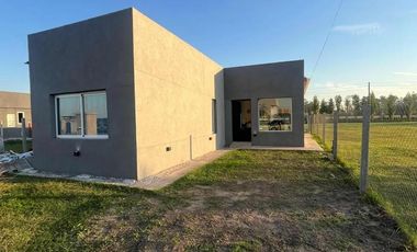 Casa en alquiler - 3 Dormitorios 1 Baño - Canning