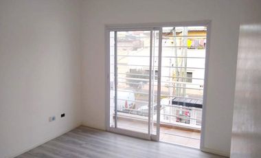 2 Duplex de 2 dormitorios con cochera y espacio libre a estrenar.- R. de Escalada.