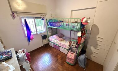 Casa de 2 dormitorios con cochera en Matheu