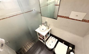 Casa de 2 dormitorios con cochera en Matheu