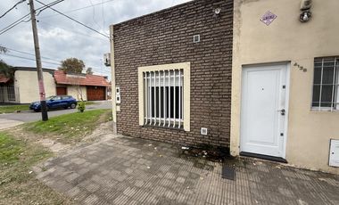 Casa de 2 dormitorios con cochera en Matheu
