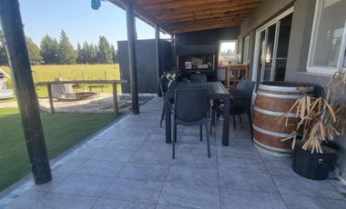 Casa Quinta en venta - 4 Dormitorios 4 Baños - Coronel Brandsen