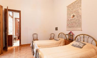 Casa 7 ambientes con jardín y garage en venta en Floresta