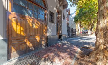 Casa 7 ambientes con jardín y garage en venta en Floresta