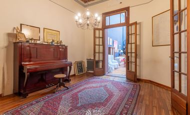 Casa 7 ambientes con jardín y garage en venta en Floresta