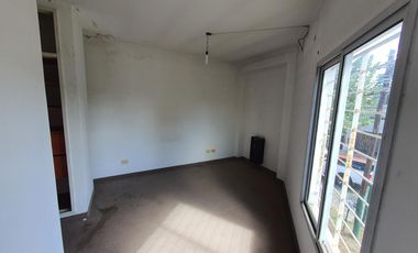 Departamento en DUPLEX DE 3 AMBIENTES CON COCHERA Y TERRAZA.BANFIELD OESTE