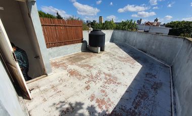 Departamento en DUPLEX DE 3 AMBIENTES CON COCHERA Y TERRAZA.BANFIELD OESTE