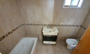 Departamento en DUPLEX DE 3 AMBIENTES CON COCHERA Y TERRAZA.BANFIELD OESTE