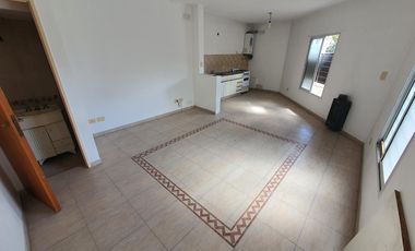 Departamento en DUPLEX DE 3 AMBIENTES CON COCHERA Y TERRAZA.BANFIELD OESTE