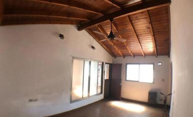 Casa de 2 dormitorios    2 locales.- Lanús Este.