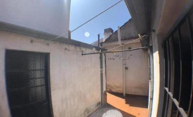 Casa de 2 dormitorios    2 locales.- Lanús Este.