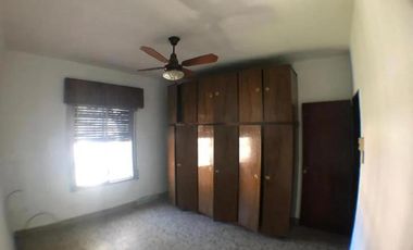 Casa de 2 dormitorios    2 locales.- Lanús Este.