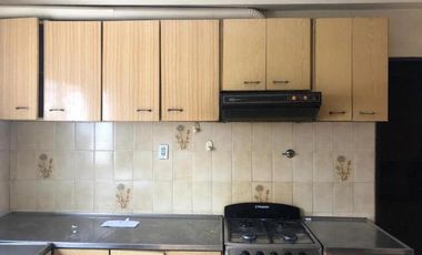 Casa de 2 dormitorios    2 locales.- Lanús Este.